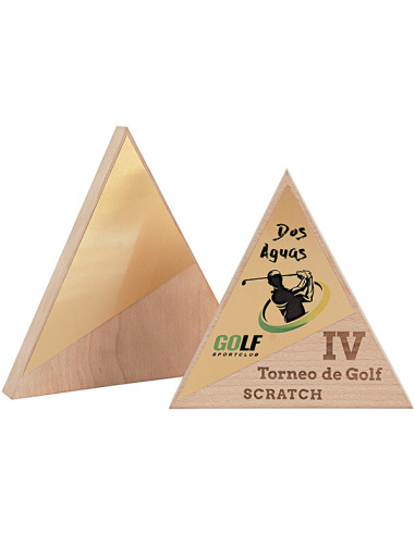 Trofeo ecológico de madera maciza de haya en forma de triángulo y adornado con metal decorativo, donde se puede grabar con láser