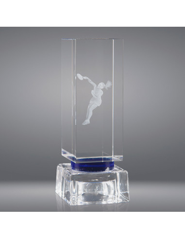 Trofeo deportivo con copa de vidrio y figura deportiva en 3D grabada en su interior. Detalle azul de vidrio. Elige tu deporte.