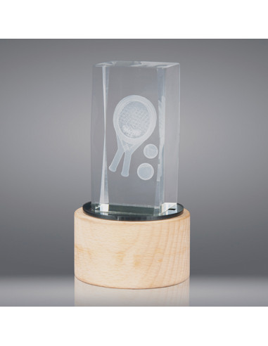 Trofeo deportivo con copa de vidrio y figura deportiva en 3D grabada en su interior iluminada con led. Pilas no incluidas. Podem