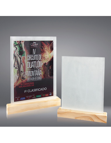Trofeus ABM - Placa d'homenatge sostenible en vidre glassejat i peanay de fusta, per gravació a tot color.