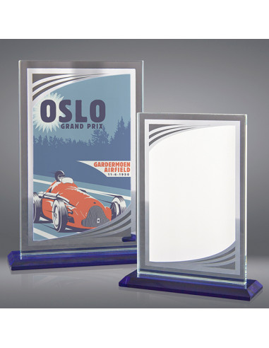 Trofeo sostenible de vidrio con detalles plateados y base azul biselada, para grabación a todo color.