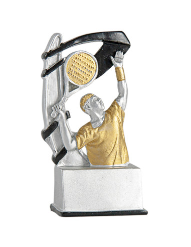 Trofeo de participación de tenis, en resina decorada plateada y dorada con detalle negro.