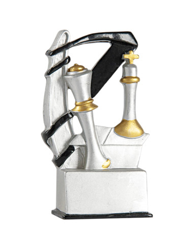 Trofeo de participación de ajedrez, en resina decorada plateada y dorada con detalle negro.