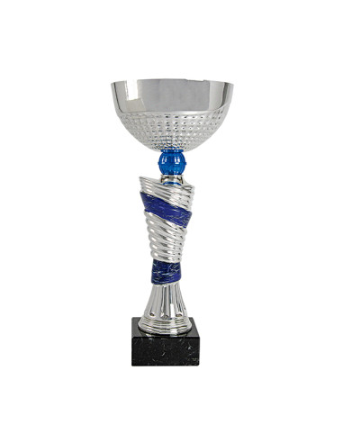 Copa deportiva plateada con detalles azules, vaso de metal punteado y cuerpo de cerámica bicolor. Peana de mármol negro. 5 tamañ