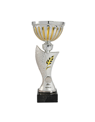 Copa deportiva plateada con detalles dorados, vaso de metal y cuerpo de cerámica con portamotivos deportivos y base de mármol ne