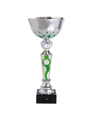Copa deportiva plateada con detalles verdes y portamotivos deportivos, vaso de metal y base negra. 5 tamaños.