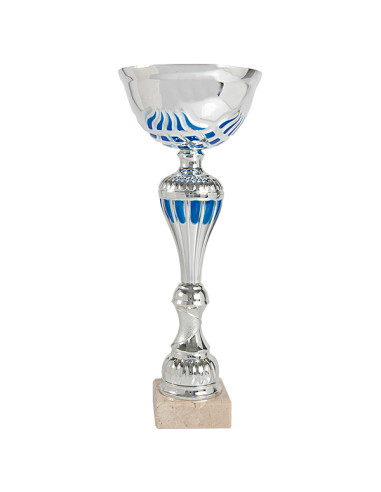 Copa deportiva plateada con detalles en relieve, vaso de metal y base clara. 5 tamaños.