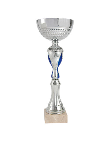Copa deportiva plateada con detalles azules, vaso de metal y base clara. 6 tamaños.