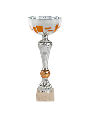 Copa deportiva plateada con detalles en cobre, vaso de metal y base clara. 3 tamaños.
