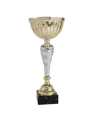 Copa deportiva plateada y dorada con el vaso de metal y la base negra. 5 tamaños.