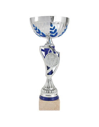 Trofeus ABM - Copa esportiva platejada amb detalls blaus, portamotius esportius, got de metall i peanya clara. 5 tamanys.