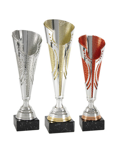 Copa deportiva de diseño en metal y base de mármol negro. La grande con detalle dorado, la mediana con detalle plateado y la peq