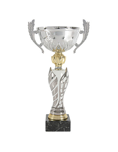 Copa deportiva plateada, con detalles dorados y blancos, con asas decoradas y base de mármol