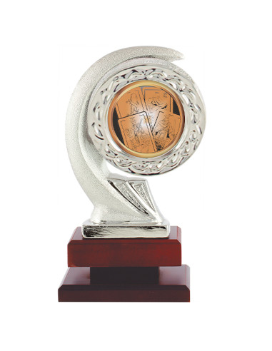 Trofeo deportivo de cerámica plateada, motivo deportivo de epoxi y base de madera. Disponible en todos los deportes.
