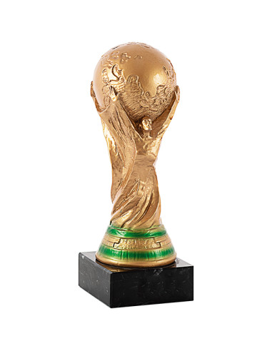 Trofeo de fútbol en resina decorada y peana de mármol negro similar a la Copa del Mundo.