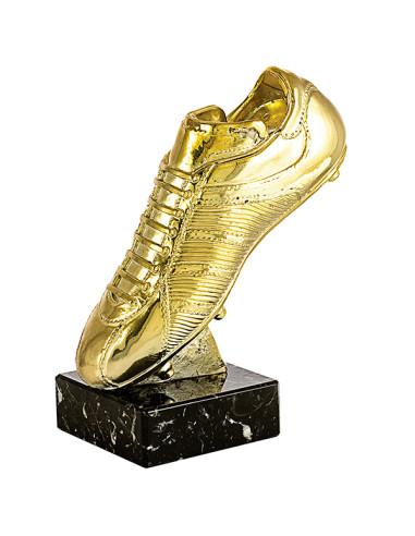 Trofeo de fútbol en forma de bota dorada con tacos de resina metalizada y base de mármol negro.