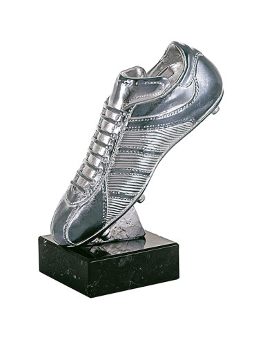 Trofeo de fútbol en forma de bota plateada con tacos de resina metalizada y base de mármol negro.