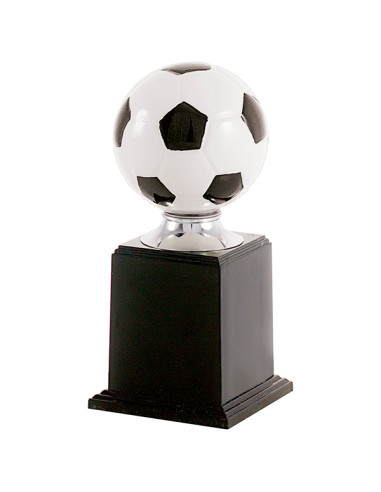 Trofeo de fútbol con la pelota de cerámica decorada y base negra.