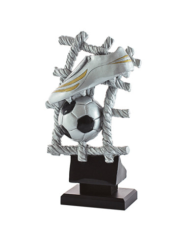 Trofeo de fútbol en resina decorado con una bota de fútbol con tacos y el balón en la red de la portería.