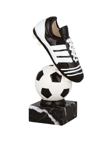 Trofeo de fútbol de una bota y la pelota en cerámica negra y blanca. Peana de mármol negro. ¡Todo un clásico!
