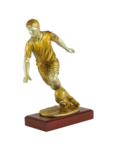 Trofeo de fútbol de un jugador controlando la pelota en resina decorada. Peana de madera.