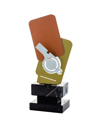 El trofeo para árbitros consiste en unas tarjetas y un silbato de metal, y la peana de mármol negro.