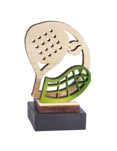 Trofeo sostenible de pádel en madera tallada con láser y base oscura.