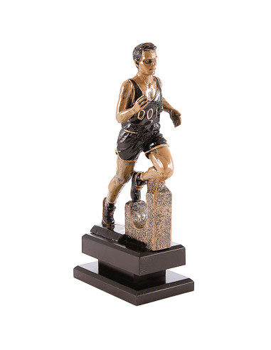 Trofeo de atletismo con figura masculina en resina decorada y base de madera.
