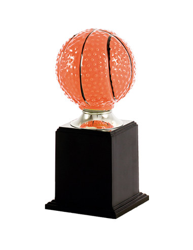 Trofeo de baloncesto con la pelota en naranja y la peana negra.