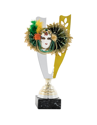 Trofeo de carnaval con la máscara decorada y plumas.