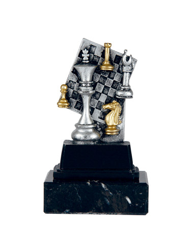 Trofeo de ajedrez en resina decorada, ideal para participación.