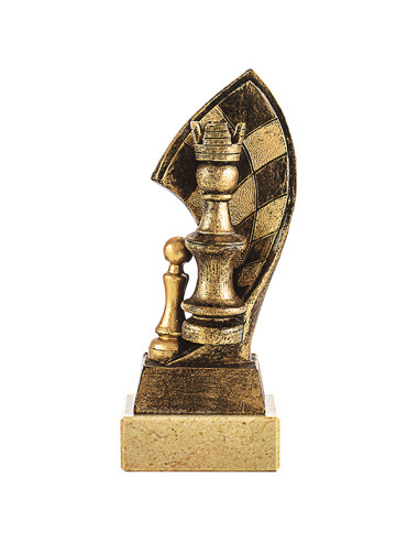 Trofeo de ajedrez en resina decorada, ideal para participación.