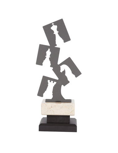 Trofeo de ajedrez de metal con las fichas recortadas en el espacio y peana clara.