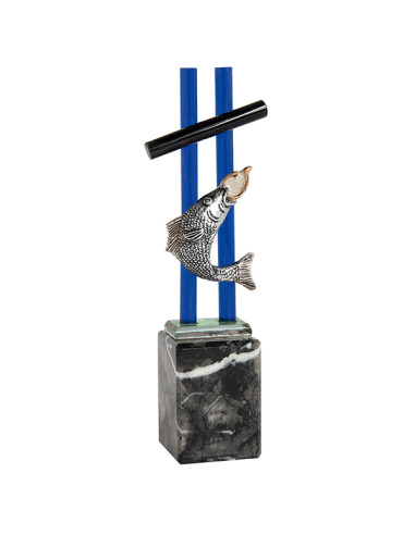 Trofeo de resina decorado con el pez y el anzuelo, y la base de mármol negro.
