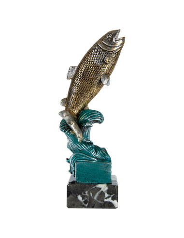 Trofeo de pesca en resina decorado con el pez saltando del agua y la peana de mármol negro.