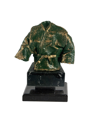 Trofeo de artes marciales con kimono de resina decorada y base de mármol negro.