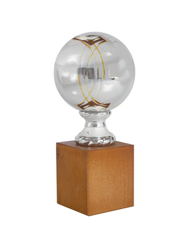 Trofeus ABM - Trofeu de petanca amb la bola platejada i la peanya de fusta d'avet.