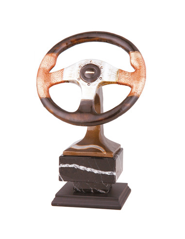 Trofeo de un volante de carreras en resina decorada y base de mármol negro.
