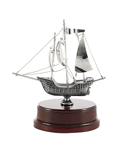 Trofeus ABM - Trofeu de carabel·la de metall amb bany de plata i peanya de fusta rodona.
