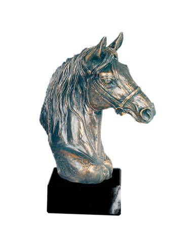 Trofeo de hípica del busto de un caballo en resina decorada en bronce oxidado en verde, y la peana de mármol negro.