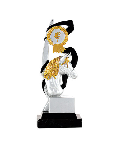 Trofeo de hípica en resina decorada en plateado, dorado y detalles negros.