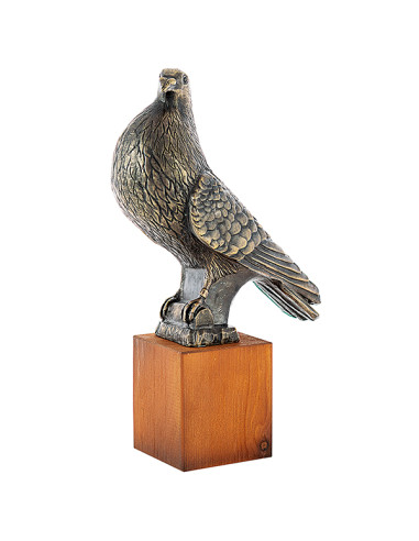 Trofeo de ornitología de una paloma en resina decorada en latón envejecido y base de madera.