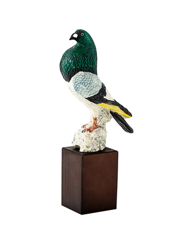 Trofeo de ornitología de una paloma en resina decorada a color y base de madera oscura.