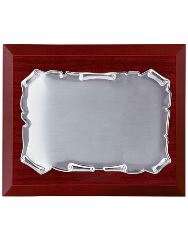 Placa de homenaje con base de madera y placa en forma de pergamino de hierro plateado. Posibilidad de grabado láser o a color.