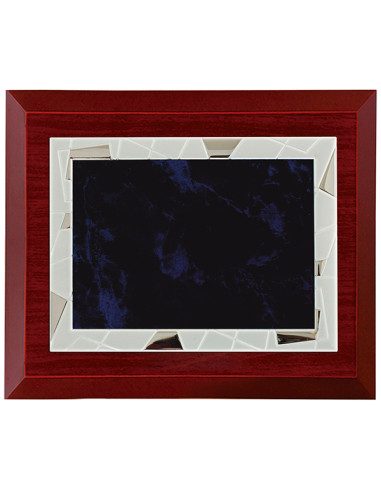 Placa de homenaje con base de madera y placa de aluminio decorada en color y cenefa abstracta plateada. La grabación debe ser en