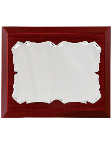 Placa de homenaje con base de madera y placa en forma de pergamino, en aluminio plateado. Posibilidad de grabado láser o a mano.