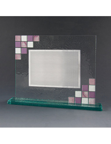 Placa de homenaje con base de vidrio y la placa de aluminio plateado con un perfil contrastado para decoración. La grabación deb
