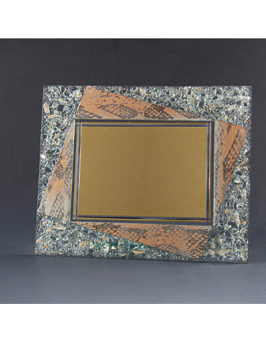 Placa de homenaje con base de vidrio decorado y placa de aluminio dorado con perfil plateado. La grabación debe ser en todo colo