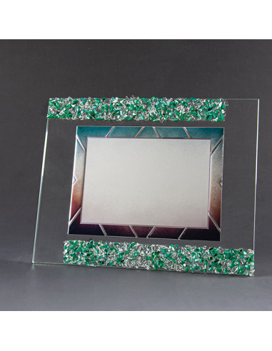 Placa de homenaje con base de vidrio y la placa de aluminio plateado con detalle decorativo abstracto en color. La grabación deb