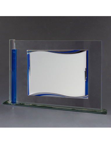 Placa de homenaje con base de vidrio y la placa en aluminio plateada y azul. La grabación debe ser a todo color. Se puede comple